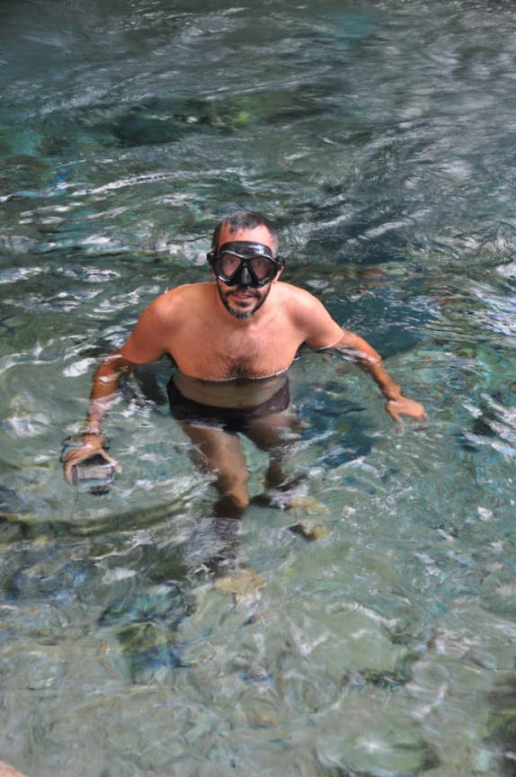 Mergulhando no rio azulado e cristalino em Azuis, distrito de Aurora do Tocantins - TO